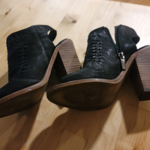 Vince Camuto 6.5 black ankle boots - Picture 4 of 4